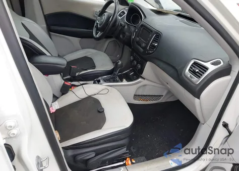 2018 Jeep Compass Latitude Fwd z USA, uszkodzony, nr VIN 3C4NJCBBXJT186766